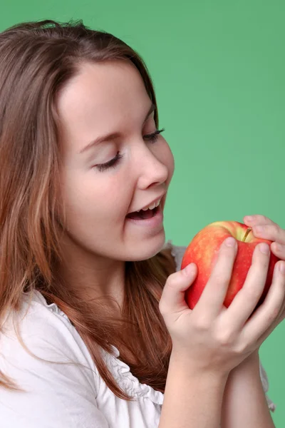 Vacker kvinna med rött saftigt äpple — Stockfoto