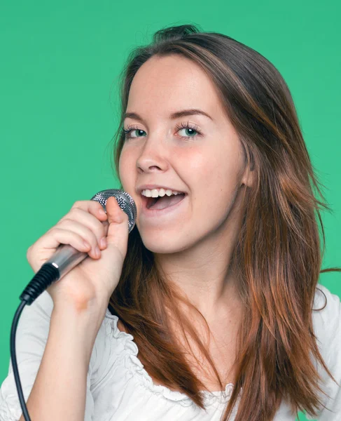 Elinde mikrofon ile güzel şarkıcı kız portresi — Stok fotoğraf