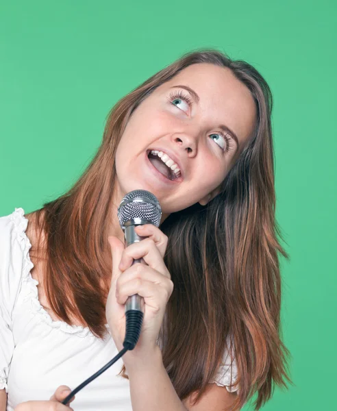 Portret pięknej piosenkarki dziewczyna z mikrofonem w ręku — Zdjęcie stockowe
