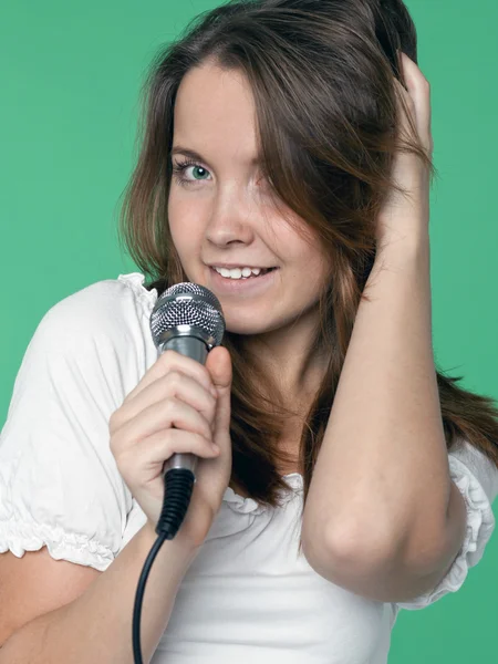 Portret van mooie zanger meisje met microfoon in de hand — Stockfoto