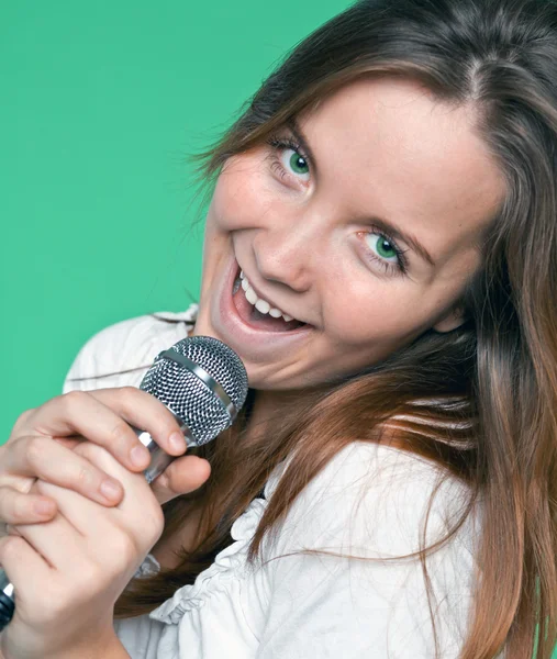 Portret pięknej piosenkarki dziewczyna z mikrofonem w ręku — Zdjęcie stockowe