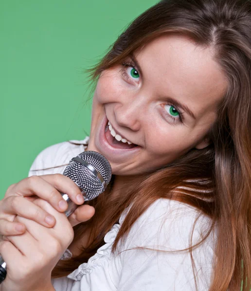 Portrait of gorgeous singer girl with beautiful green eyes — Stock Photo, Image