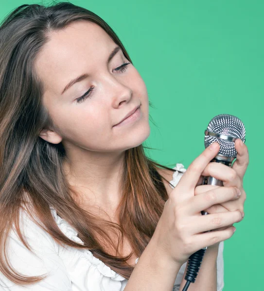 Retrato de hermosa cantante con micrófono en la mano — Foto de Stock