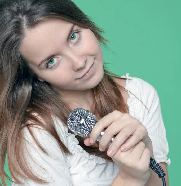 Portret van mooie zanger meisje met microfoon in de hand — Stockfoto
