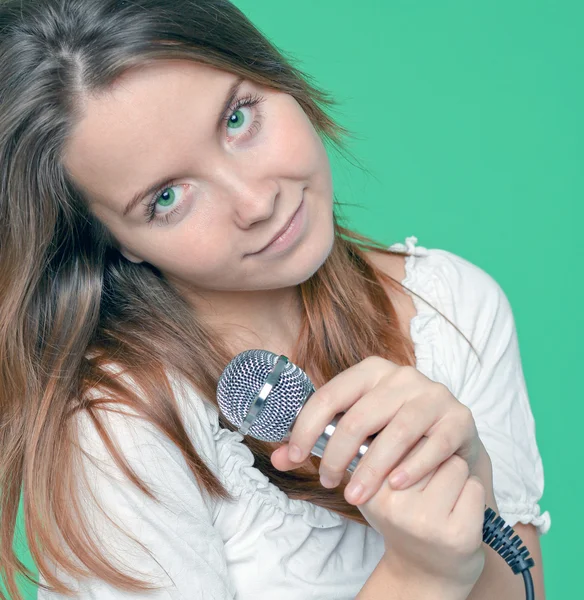 Портрет красивой певицы с микрофоном в руке — стоковое фото