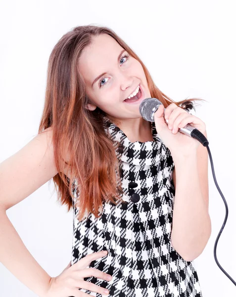 Portrét zpěvačky s mikrofonem v ruce — Stock fotografie