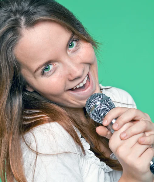 Portrét krásné zpěvák dívka s mikrofonem v ruce — Stock fotografie