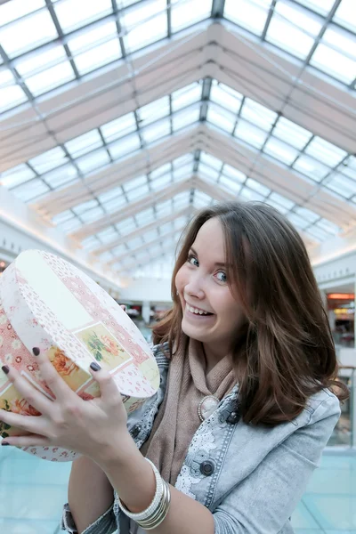 Mujer de compras dentro del centro comercial —  Fotos de Stock