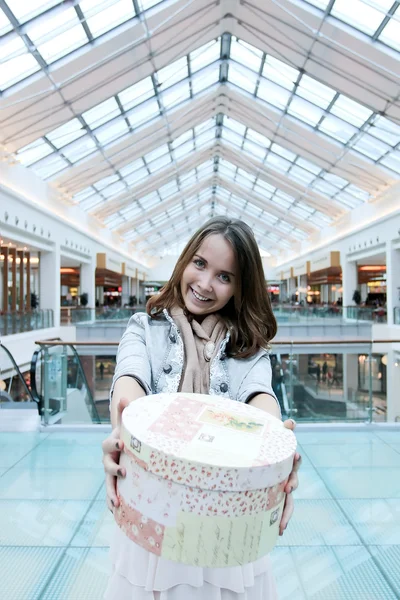Mulher de compras dentro do centro comercial — Fotografia de Stock