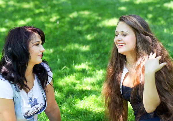 Krásná matka a dcera v létě zelený park se těší — Stock fotografie