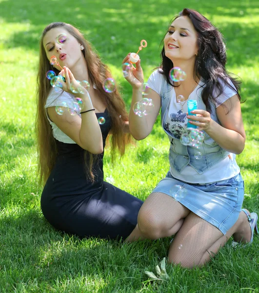 아름 다운 엄마와 딸 여름 녹색 공원에서 즐기는 — 스톡 사진