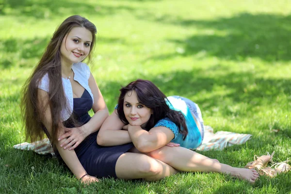 Mooie moeder en dochter genietend van de zomer van groene park — Stockfoto