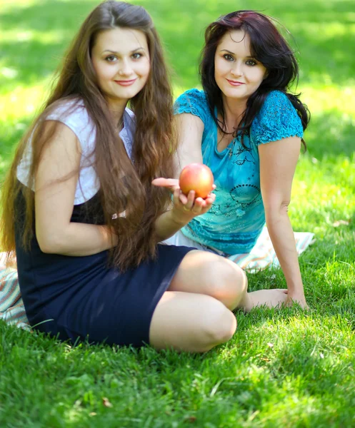 Beautiful mother and daughter enjoying in summer green park — Stock Photo, Image