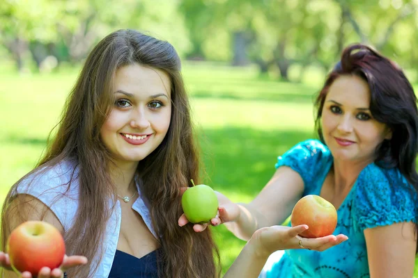 Vacker mor och dotter njuter i sommaren gröna park — Stockfoto