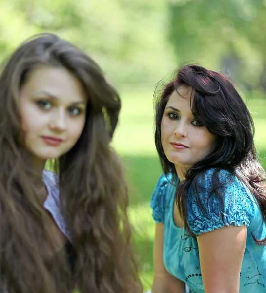 Красивые мать и дочь наслаждаются в летнем зеленом парке — стоковое фото