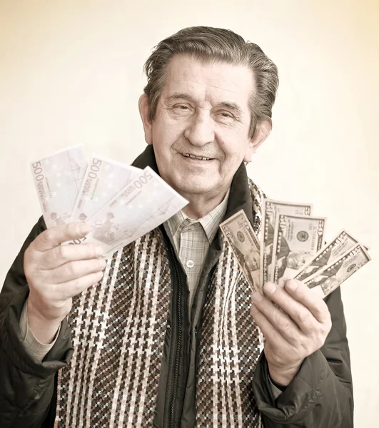 金のパックで高齢者の幸せな男 — ストック写真