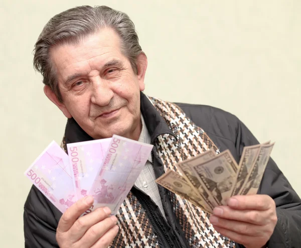 Пожилой счастливый человек с пачкой денег — стоковое фото
