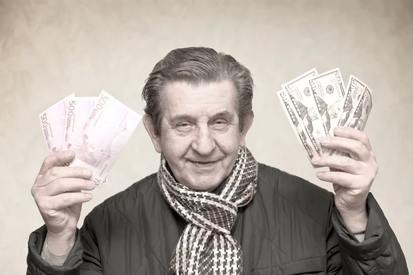 Äldre lycklig man med pengar-pack — Stockfoto