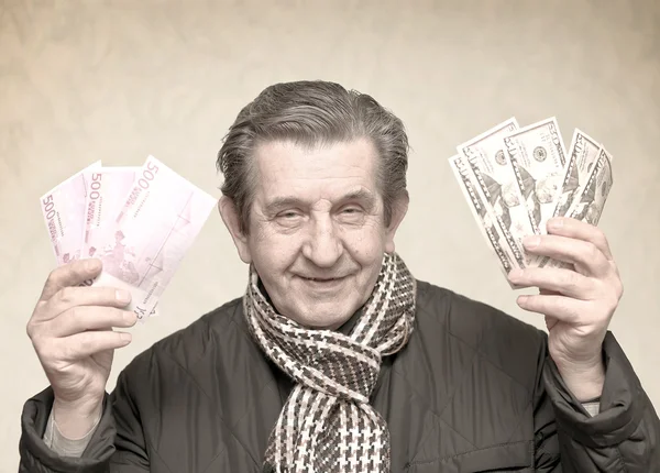 Idoso homem feliz com pacote de dinheiro — Fotografia de Stock