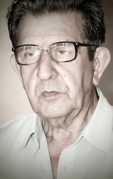 Retrato de um homem idoso olhando a sério — Fotografia de Stock
