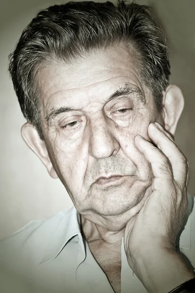 Portrét starého muže hledá vážně — Stock fotografie