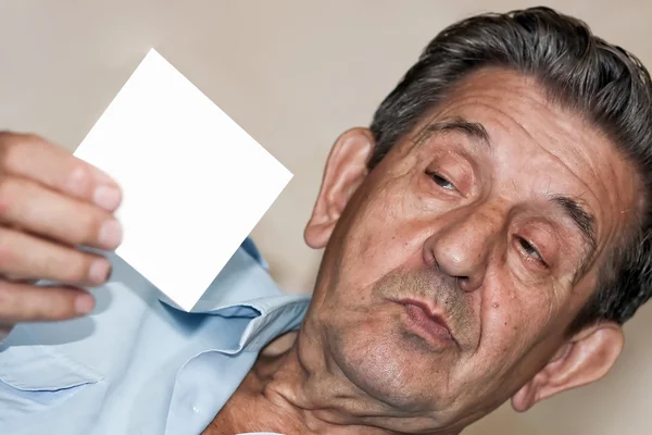 Porträtt av en äldre man håller Tom vit blank — Stockfoto