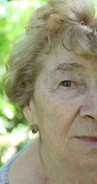 Retrato de uma mulher idosa triste ao ar livre — Fotografia de Stock