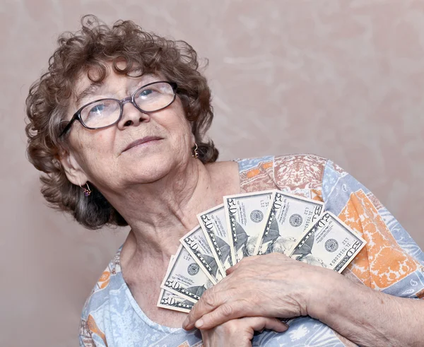 Senior šťastná žena s penězi — Stock fotografie