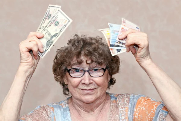 Пожилая счастливая женщина с деньгами — стоковое фото