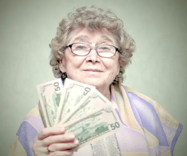 Vieille femme heureuse avec paquet d'argent — Photo