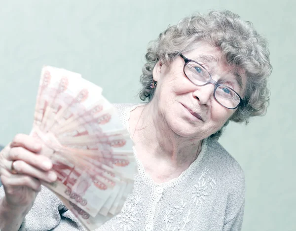 Ältere, glückliche Frau mit Packung Geld — Stockfoto