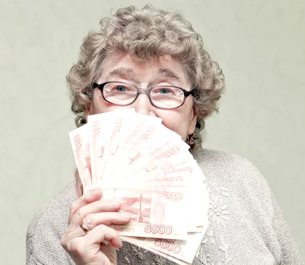 Idosa mulher feliz com pacote de dinheiro — Fotografia de Stock