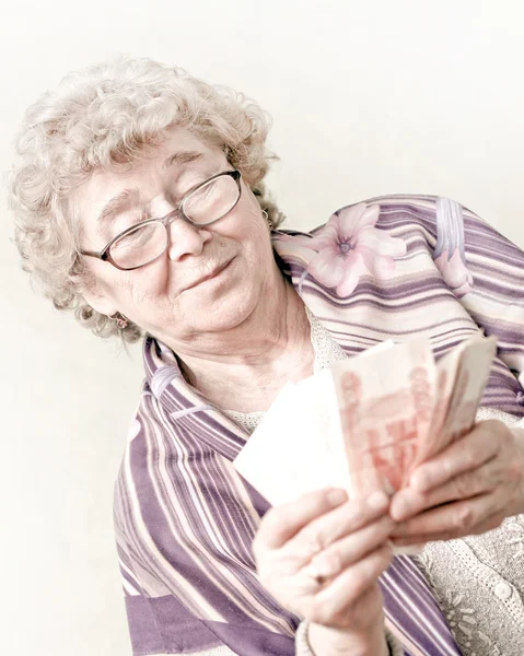 Yaşlı mutlu kadın pack para ile — Stok fotoğraf