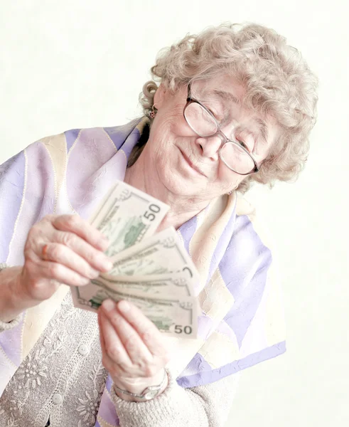 Пожилая счастливая женщина с пачкой денег — стоковое фото