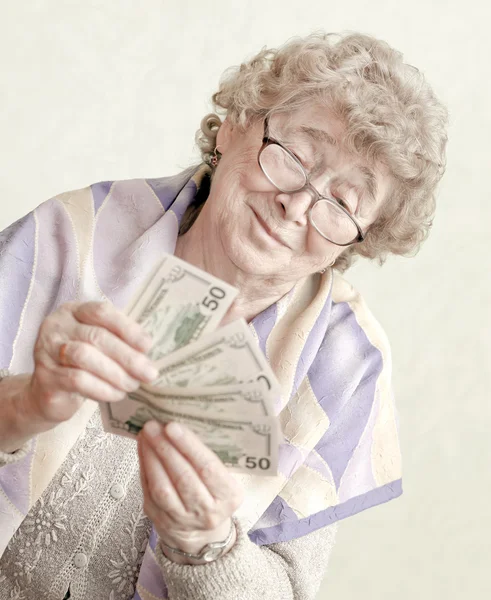 Idős nő boldog csomag pénzt — Stock Fotó