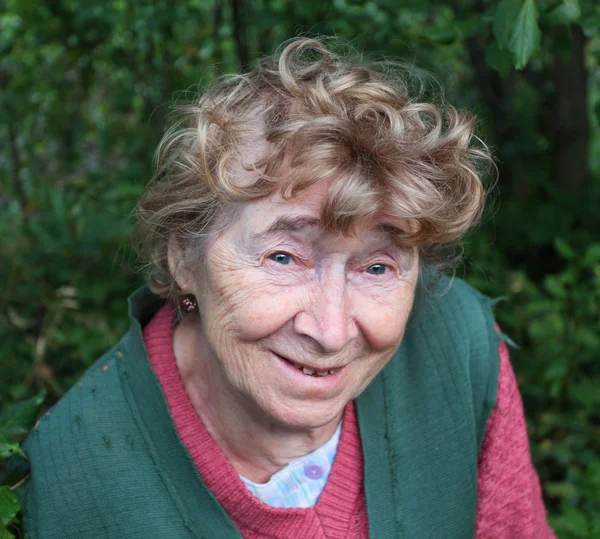 Retrato de uma mulher idosa agradável na natureza — Fotografia de Stock
