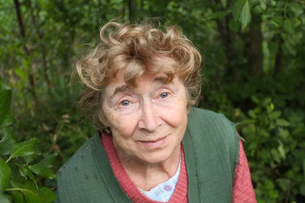 大自然中一位善良的老年妇女的画像 — 图库照片