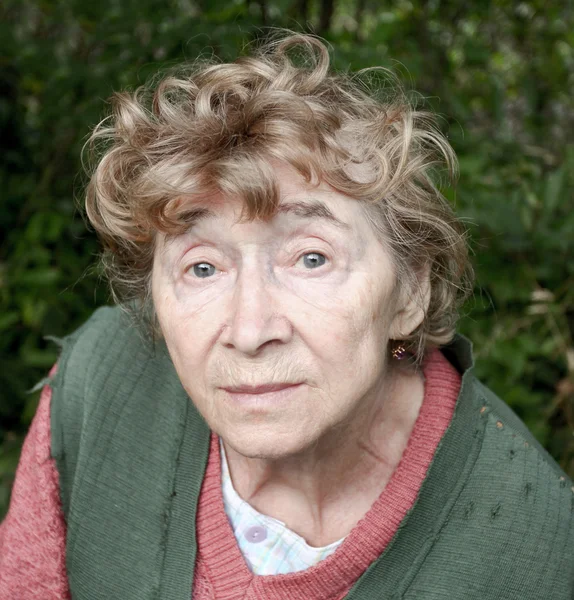 Ritratto di una triste donna anziana all'aperto — Foto Stock