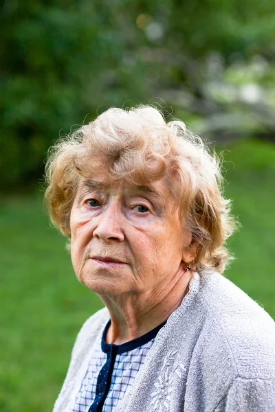 Retrato de uma mulher idosa triste ao ar livre — Fotografia de Stock