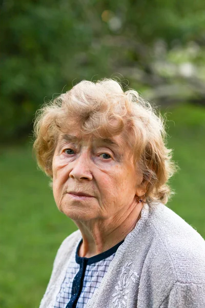 Portrét smutné starší ženy venkovní — Stock fotografie