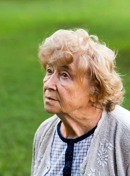 Портрет грустной пожилой женщины на открытом воздухе — стоковое фото