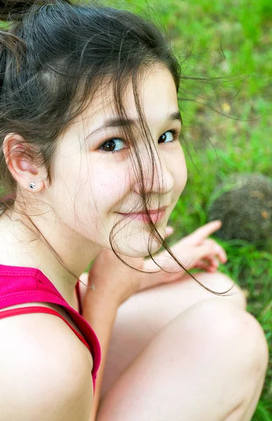 Porträt eines schönen jungen Mädchens mit niedlichen wirren Haaren — Stockfoto