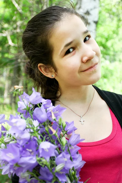 Chica joven feliz con flores brigth bluebell en hermoso ramo —  Fotos de Stock