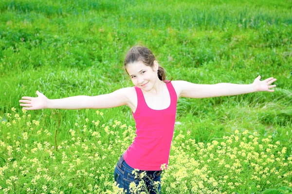 Chica de belleza con las manos abiertas sobre hierba verde en el día soleado — Foto de Stock