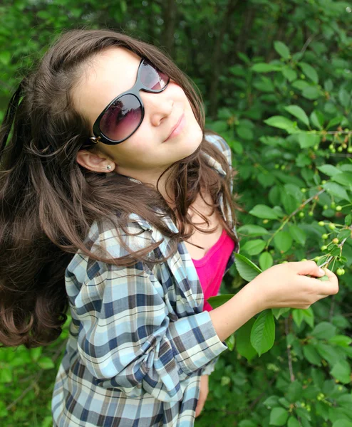 Портрет красивої маленької дівчинки в окулярах — стокове фото