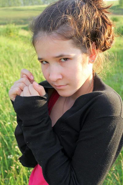 Sonhando linda menina ao ar livre — Fotografia de Stock