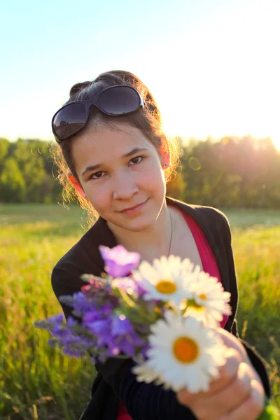 Chica joven feliz con flores de bergth en hermoso ramo —  Fotos de Stock