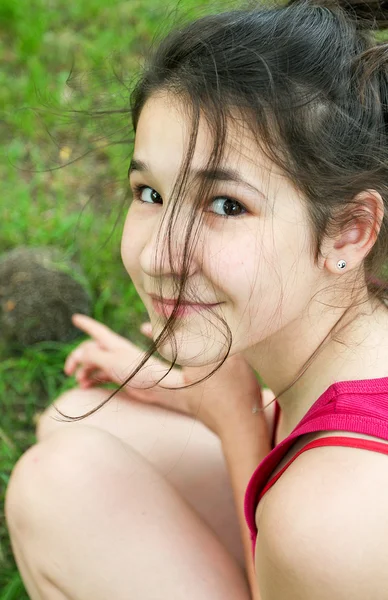 Retrato de una hermosa joven con lindo cabello enredado — Foto de Stock