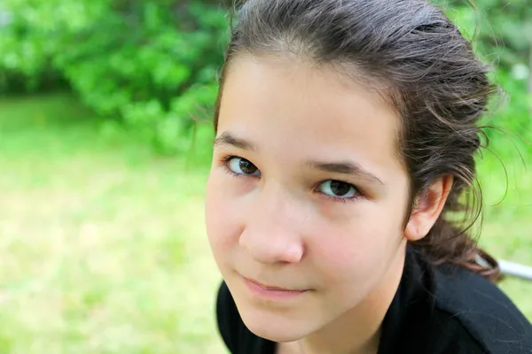 春の公園でリラックス疲れている若い女の子の肖像画 — ストック写真