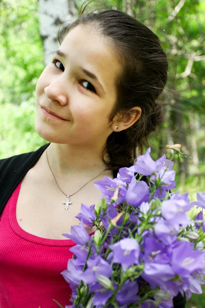Chica joven feliz con flores brigth bluebell en hermoso ramo — Foto de Stock